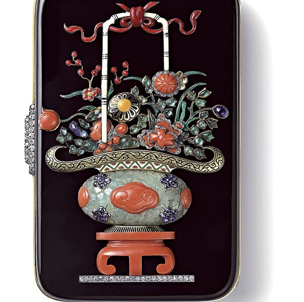 1927年〈中式花瓶裝飾化妝盒〉，1910年起卡地亞諸多服飾配件可見中國風裝飾趣味，卡地亞典藏。