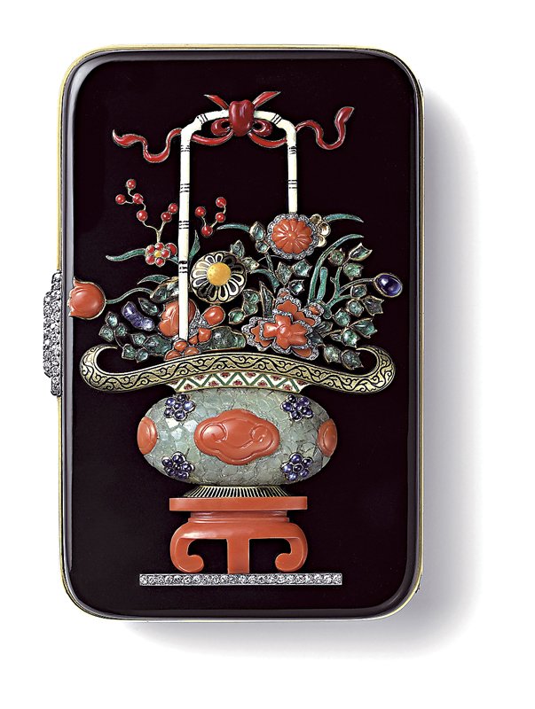 1927年〈中式花瓶裝飾化妝盒〉，1910年起卡地亞諸多服飾配件可見中國風裝飾趣味，卡地亞典藏。