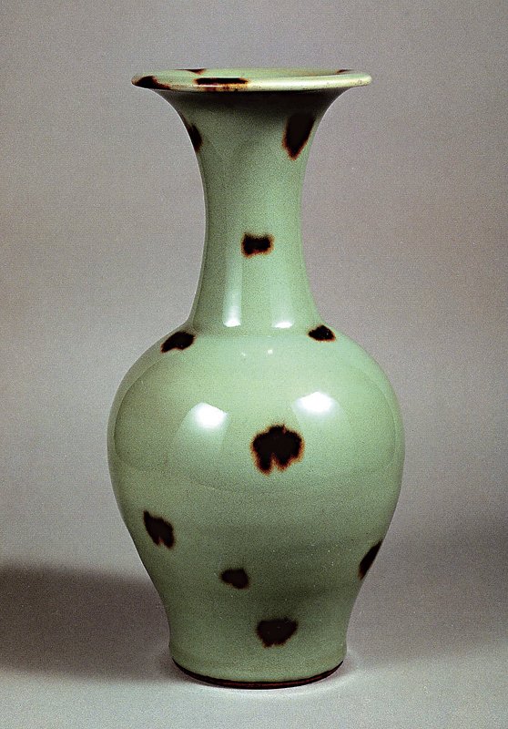 日本重要文化財：元代龍泉窯〈飛青磁花生〉，高27.2厘米，財團法人石橋財團（石橋美術館）藏（今井敦《中国の陶磁 第4卷 青磁》，平凡社，1997，圖版73）。