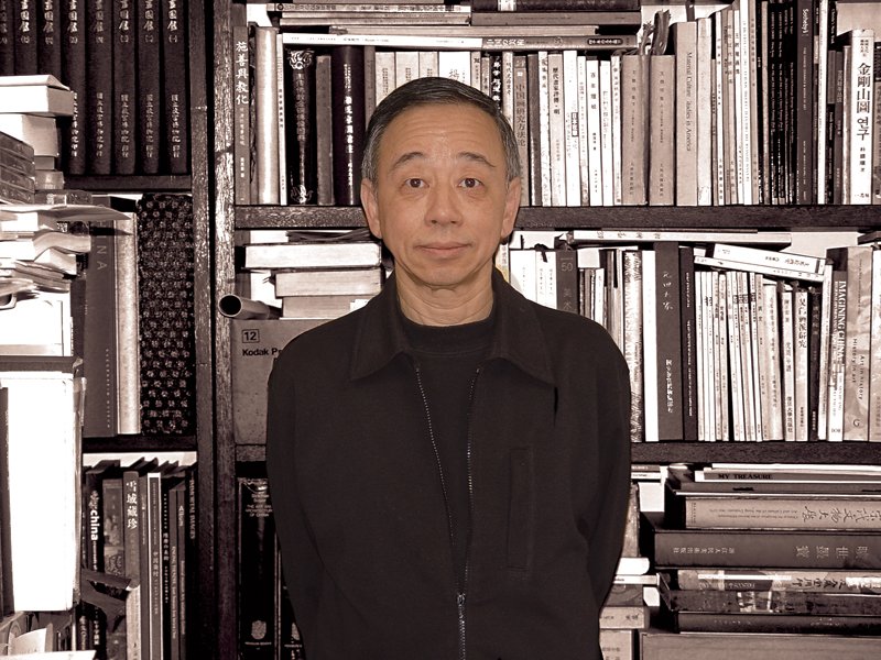 石守謙於中研院史語所研究室留影。圖／中研院史語所。