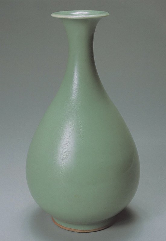 元代龍泉窯〈青瓷玉壺春瓶〉，高26.5厘米，1983年浙江省泰順縣孫坪村窖藏出土，泰順縣文物館藏。