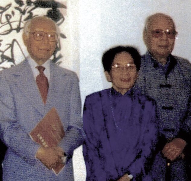 收藏家王方宇（左）、王紀千（右）於王紀千書畫展時合影。圖／黃天才。