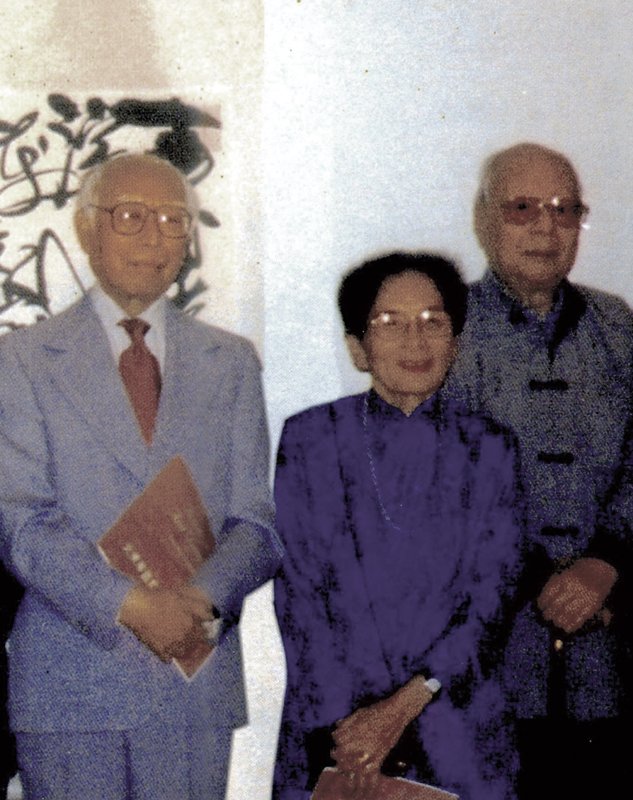 收藏家王方宇（左）、王紀千（右）於王紀千書畫展時合影。圖／黃天才。