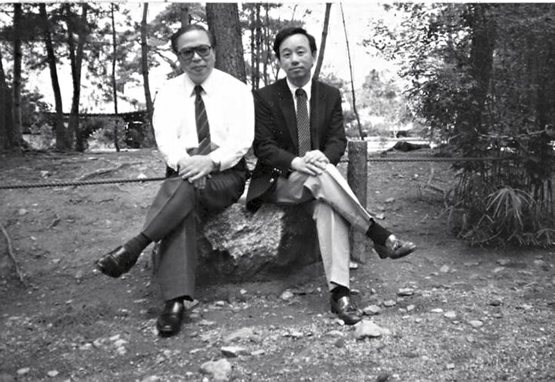 石守謙（右）與古原宏伸合影，古原宏伸曾於台大藝史所成立初期來台課座講學一年。台大藝史所收藏。