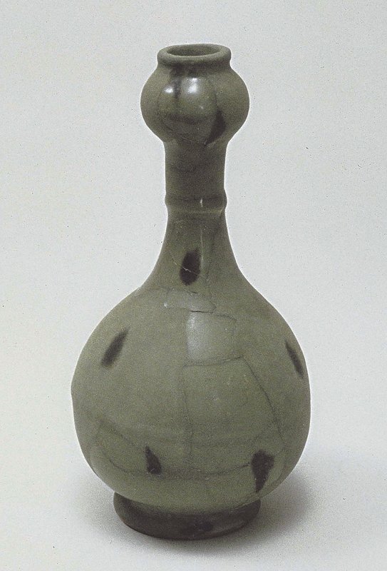 元代龍泉窯〈飛青磁柑子口花生〉，復原高29厘米，朝倉氏遺跡第100次調查（武家宅第B）出土，福井縣立一乘谷朝倉氏遺跡資料館藏（福井縣立一乘谷朝倉氏遺跡資料館編《花く城下町一谷 花の下に集う中世の人々》，2005，圖版45）。