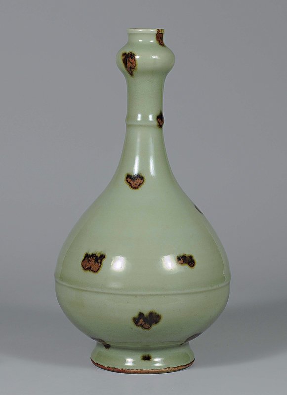 日本重要文化財：元代龍泉窯〈飛青磁柑子口花生〉，高28.2厘米，伊勢文化基金藏（伊勢收藏）。