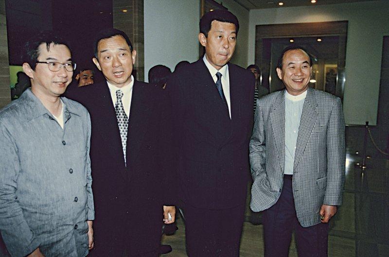 收藏家陳啟斌（右二）、馬志玲（左二）與林百里（左一）於清翫雅集收藏展時留影。