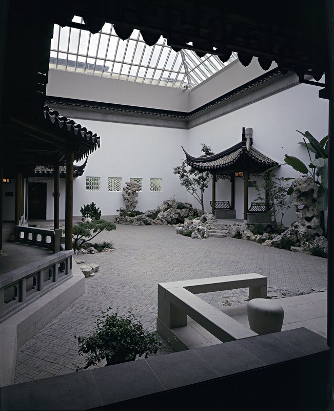 亞士多庭院。