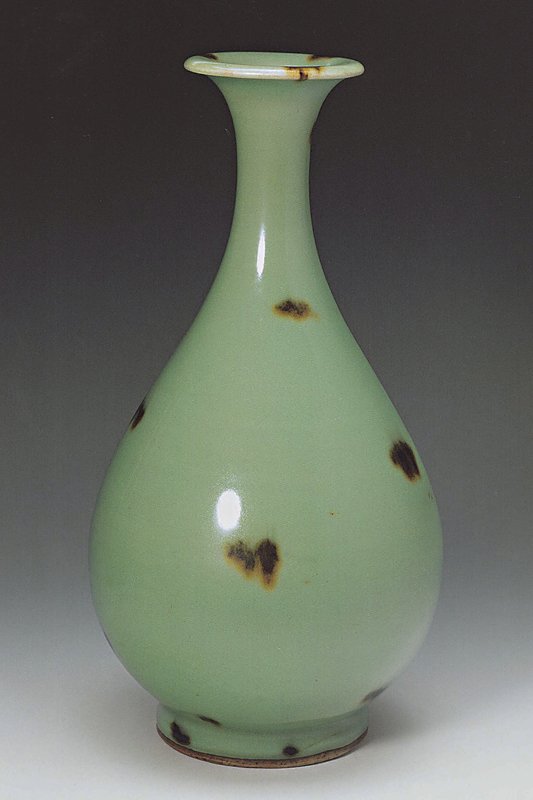 元代龍泉窯〈飛青磁花生〉，高27.4厘米，瑞士鮑爾東方藝術館藏（John Ayers，《Chinese Ceramics in the Baur Collection》Volume I，the Baur Collection，1999，pl.42）。