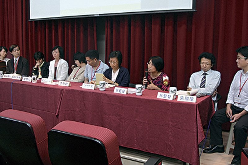 左起為陳韻如、賴依縵、王靜芬、白適銘、李清泉、沈雪曼、黃士珊。圖／主辦單位。