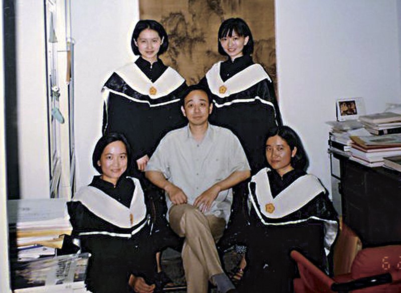 石守謙（中坐者）與1996年台大藝史所畢業生合影，左自右為陳韻如、賴毓芝、盧慧紋、許文美。台大藝史所收藏。