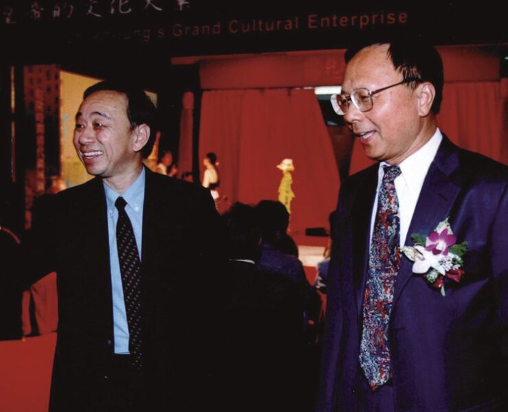 前台北故宮院長杜正勝、副院長石守謙（左）於2002年「乾隆皇帝的文化大業」記者會現場。圖／本刊資料室。