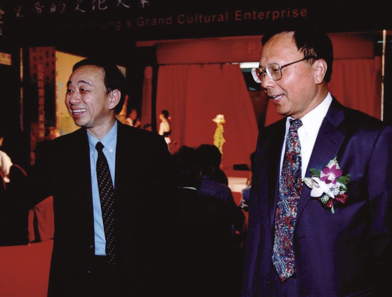 前台北故宮院長杜正勝、副院長石守謙（左）於2002年「乾隆皇帝的文化大業」記者會現場。圖／本刊資料室。