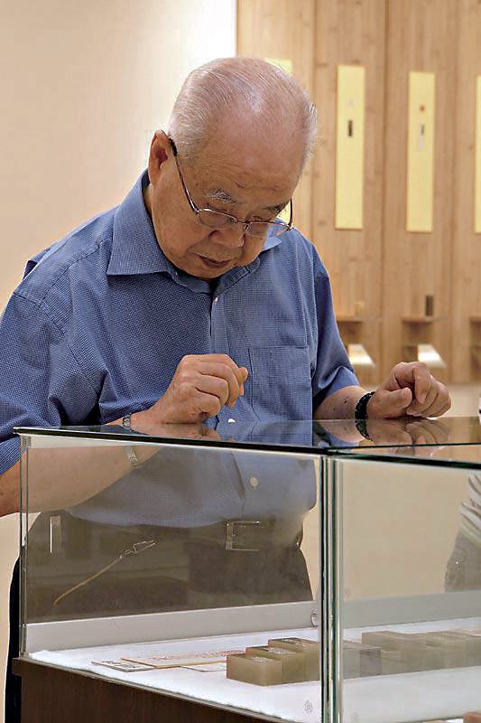 杜三鑫〈聚糞〉，2.4x2.4厘米。