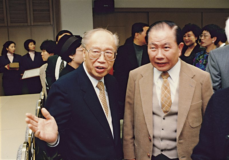 前故宮院長秦孝儀（左）與黃天才（右）於鴻禧美術館留影。