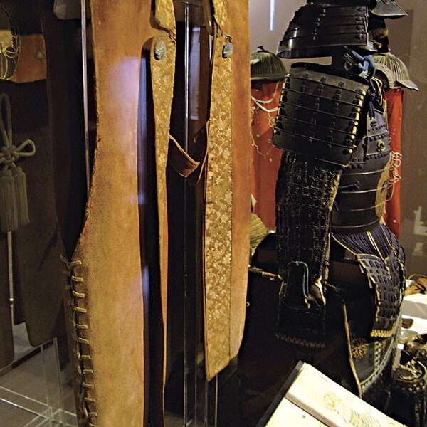 17世紀鹿皮是台灣對日輸出的高價值商品，為滿足日本武士甲冑原料的需求，獵鹿成為原住民重要的生計活動。圖為穿在甲冑外的鹿皮陣羽織，據說仿自西班牙與葡萄牙人穿著。