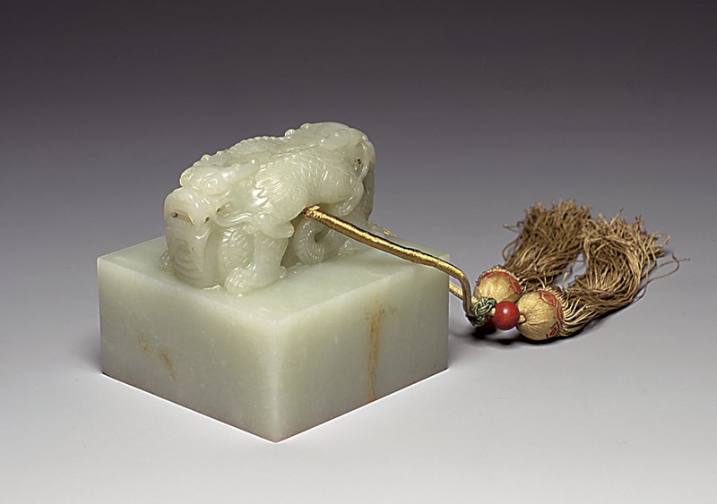 上右 明宣德〈青花雲龍紋天球瓶〉，清翫20週年收藏展展品。