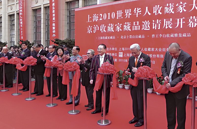 徐悲鴻〈巴人汲水圖〉1999年7月成交人民幣132萬元，2004年再拍成交人民幣1,650萬元，2010年三拍成交人民幣1.71億元。