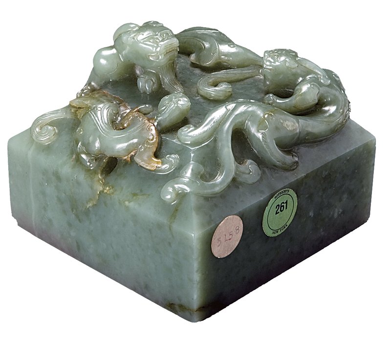 唐〈越窯青釉執壺〉，高19.7厘米、口徑6.8厘米、足徑7.9厘米，2010「京滬收藏家藏品邀請展」展品。