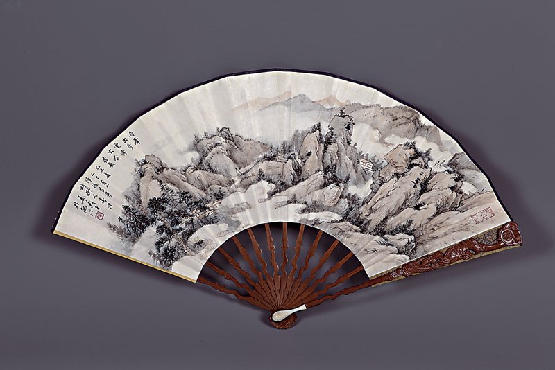 青綠山水成扇設色典雅清麗，文氣灑然。