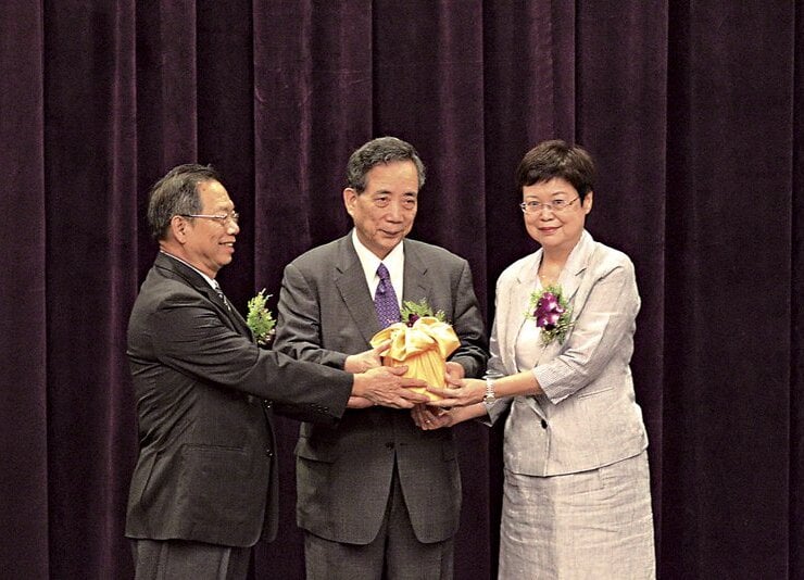 行政院政務委員黃光男監交，台北故宮代理院長周筑昆將故宮印信交與新任院長馮明珠。