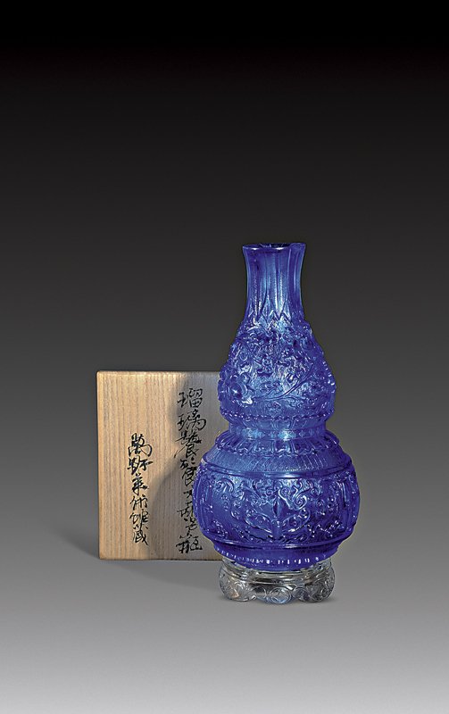 清乾隆〈寶石藍料刻饕餮蓮紋大吉瓶〉，高25.5厘米。