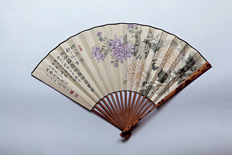鶴汀主人嗜好博古，設計簡素的書齋案、架上處處點綴著各種明清文房，氣氛十分迷人。