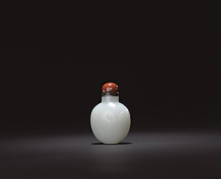 清〈白玉浮雕菊花圖鼻煙壺〉，高7厘米。