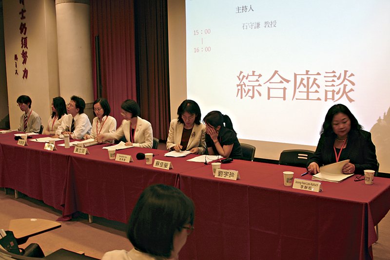 韓琦（中坐者）與來賓一同參與座談。
