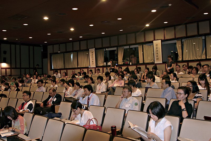 尾形光琳〈波濤圖〉，大都會博物館藏。