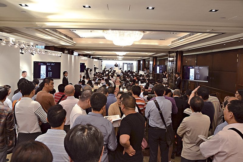 中國藏家熱烈捧場，首拍現場人潮洶湧。