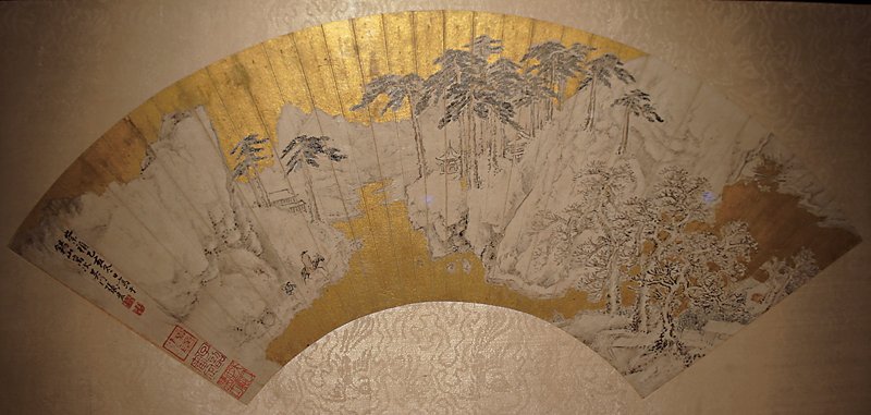 18～19世紀廣州製扇業發達，以絹、金銀箔及檀木、象牙材質製作外銷扇，富麗堂皇。清〈黑漆地描金人物摺扇〉、〈象牙雕扇〉。