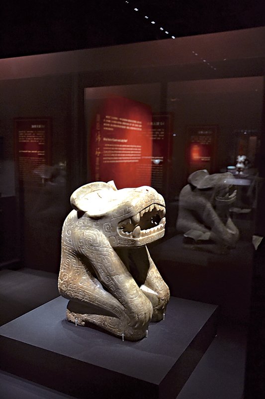 婦好：「去跪算盤」，武丁：「……」。（〈石虎首〉人身跪姿立雕，河南安陽西北岡1001號大墓出土。）
