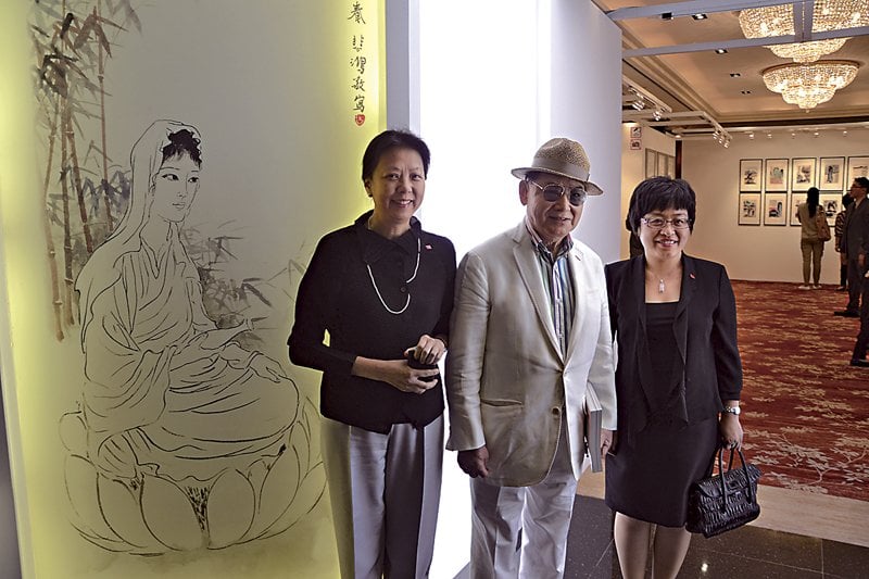 中國嘉德香港首拍，張宗憲到場祝賀，左為嘉德董事總裁王雁南，右為書畫部胡妍妍。