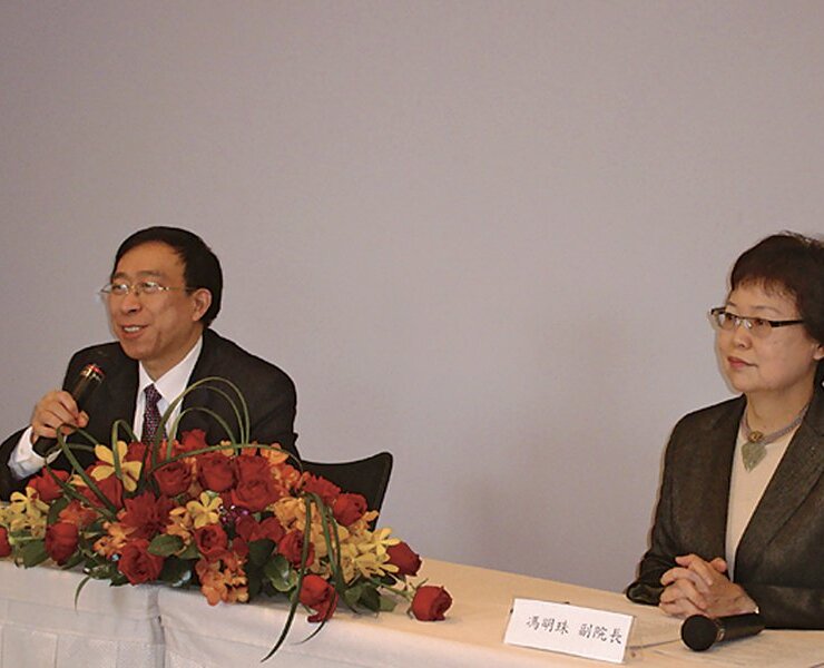 2009年2月27日馮明珠與上海博物館館長陳燮君（左）座談。圖／台北故宮博物院。