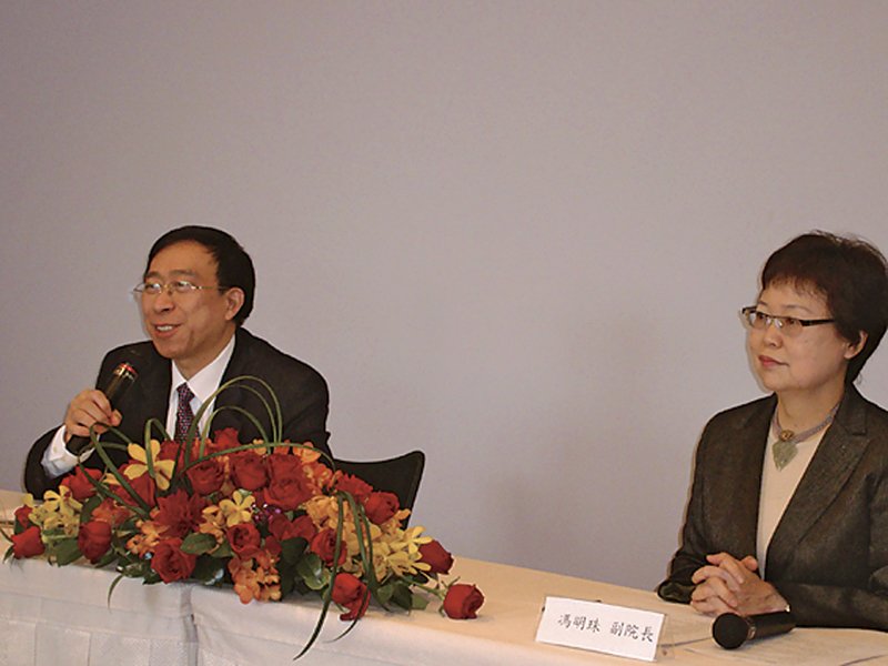 2009年2月27日馮明珠與上海博物館館長陳燮君（左）座談。圖／台北故宮博物院。