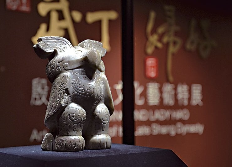 殷墟前期〈石立鴞〉稚拙可愛，有如兒童畫之天真趣味。河南安陽西北岡1001號大墓出土。