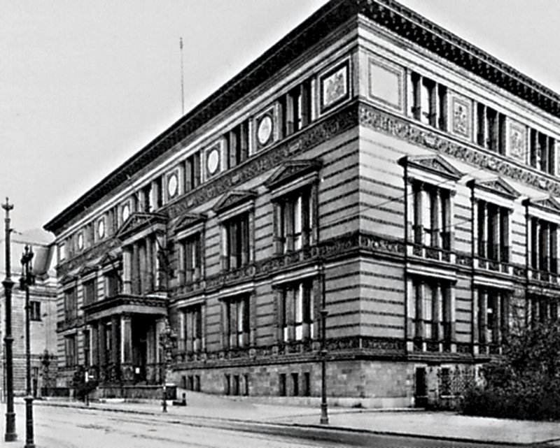 1924年「東亞藝術收藏」搬進手工藝博物館一樓，正式有專屬陳列室。
