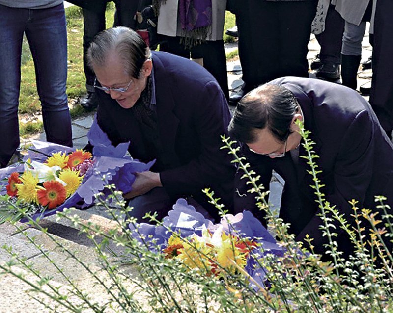 與會學者憑弔沈周墓，由單國霖與傅申主祭，向吳派宗師致敬。