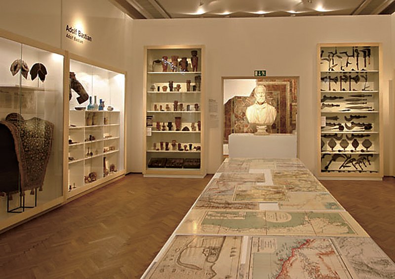 2009年於老博物館（Altes Museum）舉辦的「洪堡論壇」先行展「接近世界的不同方式：柏林宮內的洪堡論壇」，以「珍寶收藏室」概念為出發，展出歐洲以外各大陸的藝術文物。