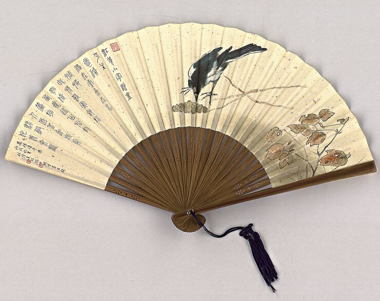 林隆達2006年〈喜鵲書法成扇〉，17×42厘米。畫中喜鵲為林隆達臨橋本關雪之作並篆書題晏殊〈清平樂〉，為他少見的畫作，令不少友朋眼睛為之一亮，甚為喜愛。