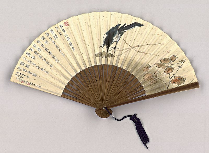 林隆達2006年〈喜鵲書法成扇〉，17×42厘米。畫中喜鵲為林隆達臨橋本關雪之作並篆書題晏殊〈清平樂〉，為他少見的畫作，令不少友朋眼睛為之一亮，甚為喜愛。