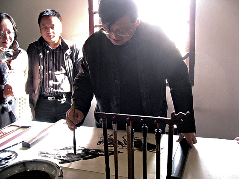與會學者遙想沈周時代的文酒之會，江蘇省國畫院教授蕭平即興寫螃蟹。