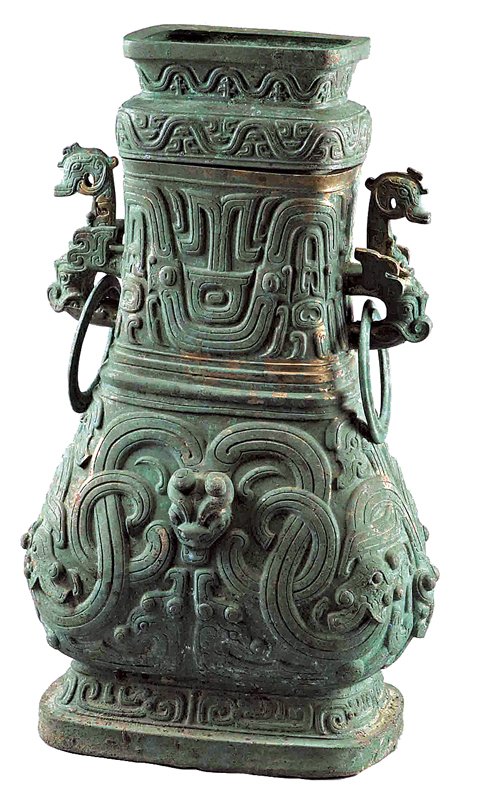 〈單五父壺〉，高58.8厘米、口徑19.5×14.6厘米，重25公斤，郿縣楊家村銅器窖藏出土，寶雞青銅器博物院藏。