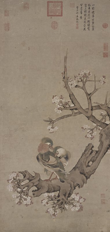 吳彬〈文杏雙禽〉軸，紙本設色，120.4×56.7厘米。吳彬「花鳥」於今研究者挖掘出的前人記載中未曾提及，其花鳥之作極為罕少，推測此畫約成於1610～1616年之際。老杏懸幹、著花繁茂，一枝上挑中折，款署於斷折處；鴛鴦水禽作棲枝之景，布局奇特，用筆似剛健而實渾圓，設色古雅而饒有新意。