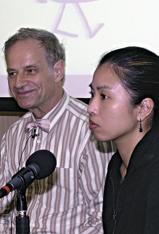2004年韋陀老師（左）應邀到香港城市大學中國文化中心舉行講座，筆者（右）是講座主持。老師的風趣親切與我的嚴肅緊張形成強烈的對比。