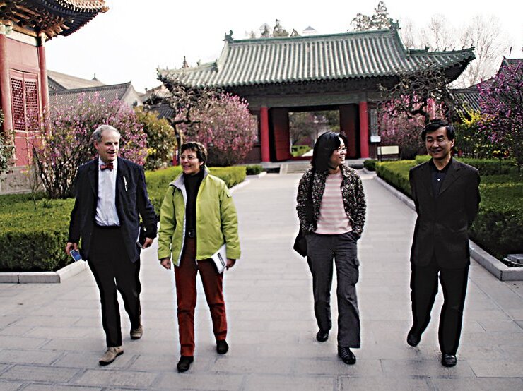 左起韋陀教授、Sabrina Rastelli、賴依縵及西安碑林博物館館長趙力光（2007年）。