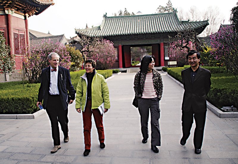 左起韋陀教授、Sabrina Rastelli、賴依縵及西安碑林博物館館長趙力光（2007年）。