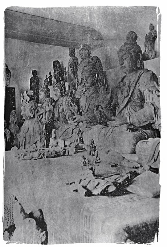 二戰前馳名國際的重量級北京古董商達古齋的霍明志,扮演宋遼金代木雕佛像大量外流的關鍵人物,圖為其眾多庫房中的一景。