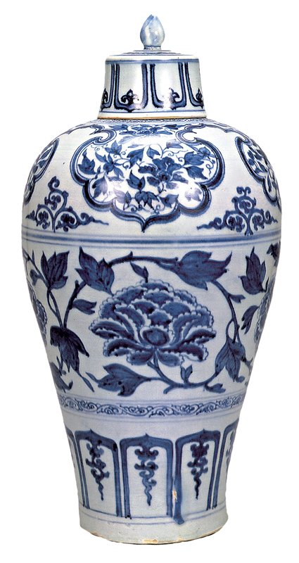 元〈青花纏枝牡丹紋帶蓋梅瓶〉，高44.7厘米。上海博物館副館長汪慶正於《天民樓珍藏青花瓷器》提到：「元青花梅瓶應是既為輸出中東，也為國內市場所需的品種，但除了高安窖藏出土品之外，所見多數是缺蓋的。天民樓所藏帶蓋纏枝牡丹紋梅瓶，應屬傳世品中的佳器。」圖片出自《天民樓青花瓷特展》。